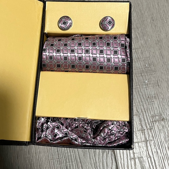 3/$20 New No Tags Amedeo Tie Set  Designed in Italy, 100% silk, pink and Black - Picture 1 of 3
